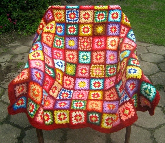 peleryna na patchworkowym krześle