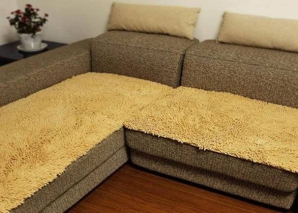 pokrivač na sofi
