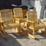 drewniane krzesło ogrodowe