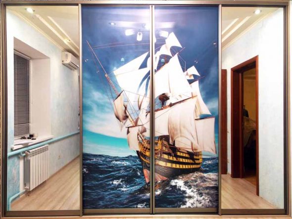 garderob med spegel och glas med fotoutskrift med segelbåt