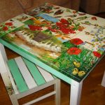 the old table is tired or bored, you can refresh it by decoupage