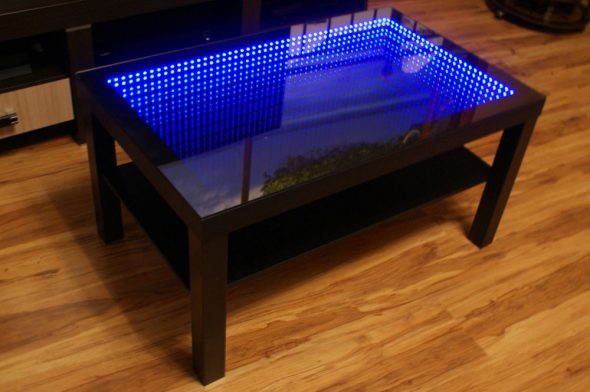 stół z niebieskim podświetleniem