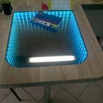 stół z efektem nieskończoności we wnętrzu