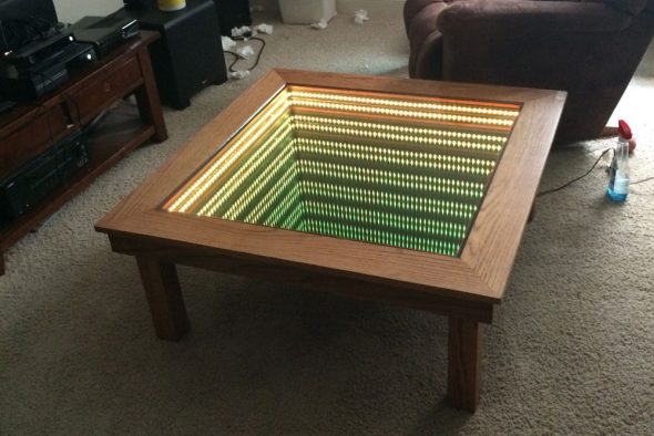 stół z zielonym światłem