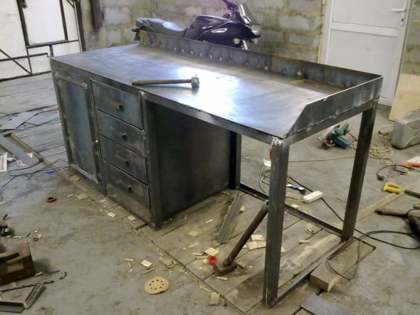 stół warsztatowy w garażu