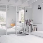 įmontuota spinta balta miegamajame