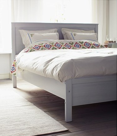 Białe podwójne łóżko od Ikei