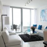 bílý nábytek v moderním interiéru