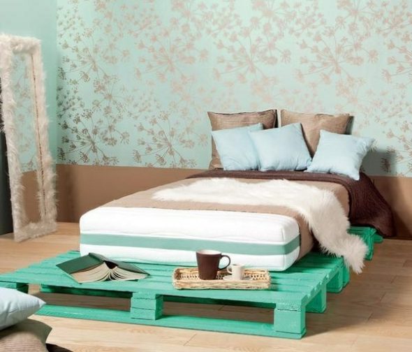 turkusowe łóżko palet