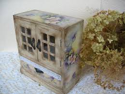 Decoupage furniture sa estilo ng imahe ng Provence
