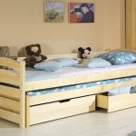 drewniane łóżko z szufladami