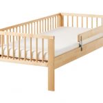 سرير للأطفال مع جوانب من الخشب