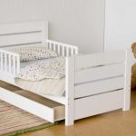 balta kūdikio lova