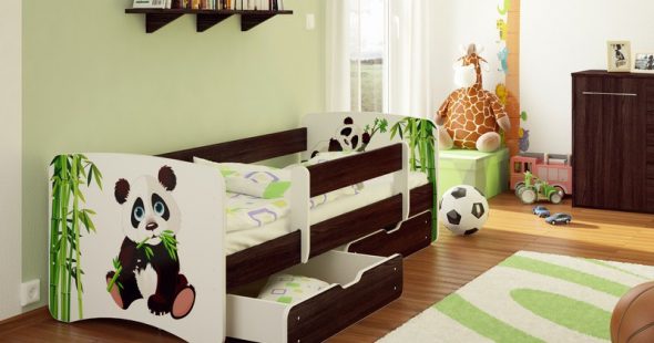 Children's bed with sides with a panda pattern