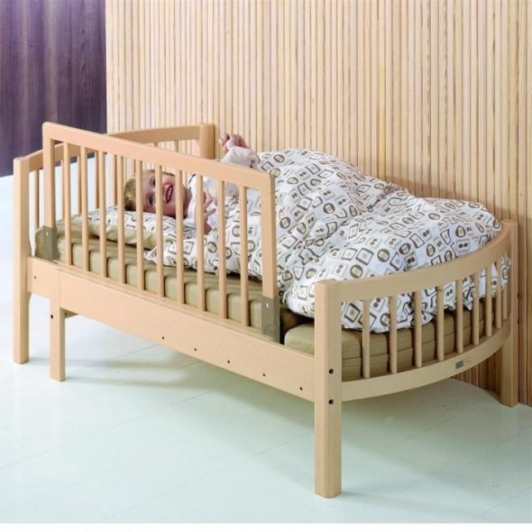 Baby bed na may pull-out