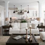 bílý nábytek v kuchyni-obývací pokoj