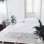 białe palety łóżkowe