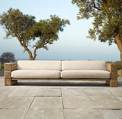 Paggamit ng mga lumang beam sa mga modernong sofa