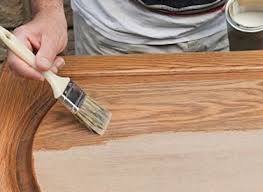 Etapy renowacji drewnianych mebli w domu
