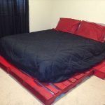 czerwone łóżko paletowe