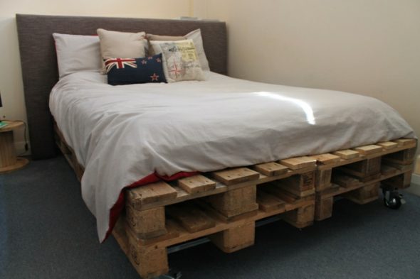 make a bed of pallets
