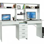 Meja komputer dengan tambahan