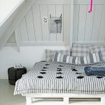 łóżko palet w sypialni