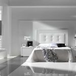 ljust sovrum med vita möbler