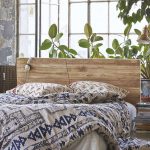 medinė lova miegamajame