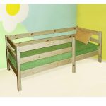 Dětská dřevěná postel