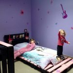 łóżko z paletami dla dziewcząt