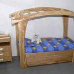 vaikiška lova, pagaminta iš medžio