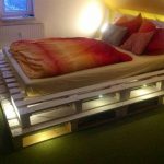 łóżko palet ze światłem