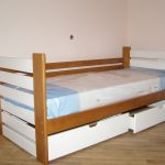 łóżko pojedyncze wykonane z drewna