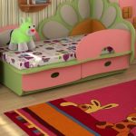 سرير للأطفال مع جوانب اللوح