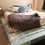 łóżko z podświetlanymi paletami
