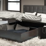 Double bed na may mga storage box