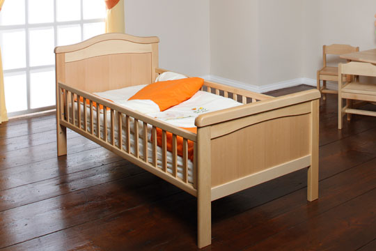 łóżko z bokami z drewna