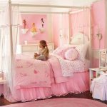 Bir kız için güzel pembe bebek odası