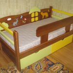 łóżko z boku drewna