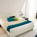 lätta möbler i ett vitt sovrum