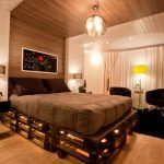 drewniane łóżko z palet