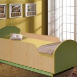 wysokie drewniane łóżko