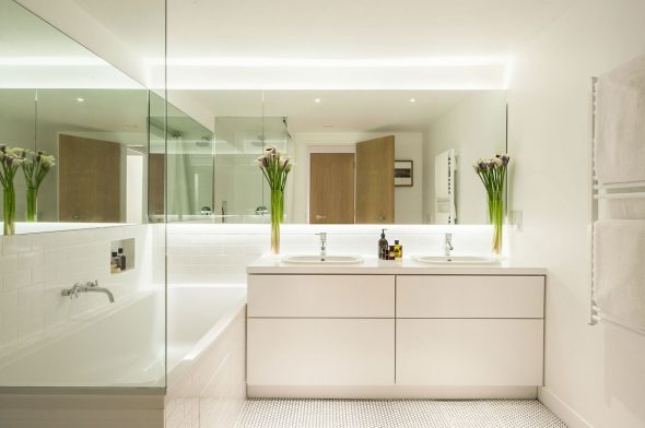 minimalizm lustra w łazience
