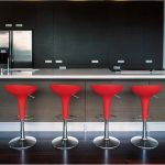 barový pult s červenými stoličkami