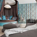 sypialnia z turkusową sofą