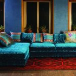 turkusowa sofa w salonie