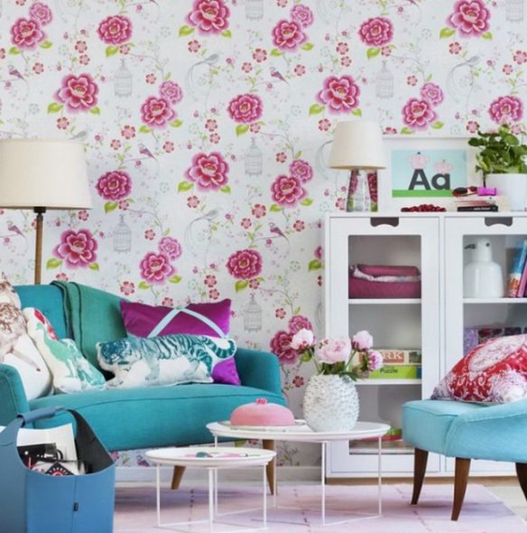 turkusowa sofa w różowym pokoju