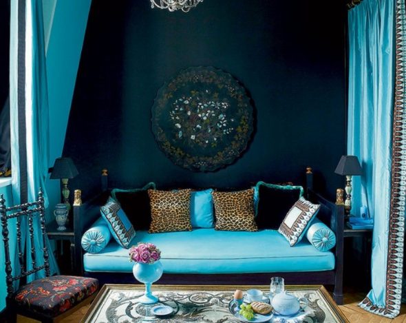 turkusowa sofa w niebieskim wnętrzu