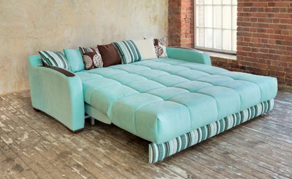 turkusowa sofa w sypialni